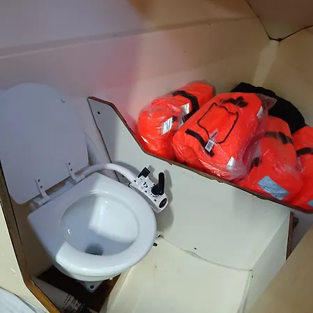 Experience On A Sailboat To Sleep Hotel na wodzie San Adrián de Besós